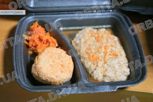 Гарячі обіди від благодійників. У Новогродівці по буднях безкоштовно годують людей