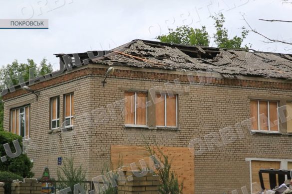 Спочатку ліквідація наслідків обстрілів, а потім – відновлення. У Покровську лагодять покрівлі