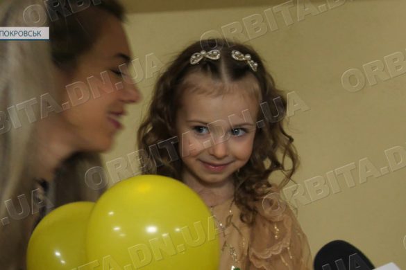 Вірші, поробки та веселі розваги: дошкільнята Покровська привітали матусь зі святом