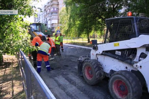 І ліквідація наслідків обстрілів, і ремонт доріг. У Селидовому намагаються виконувати планові роботи