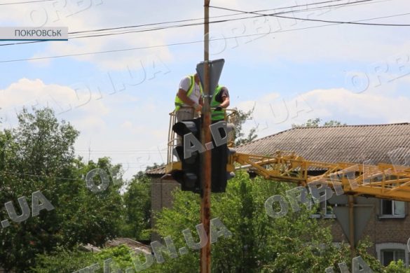 У Покровську лагодять світлофор