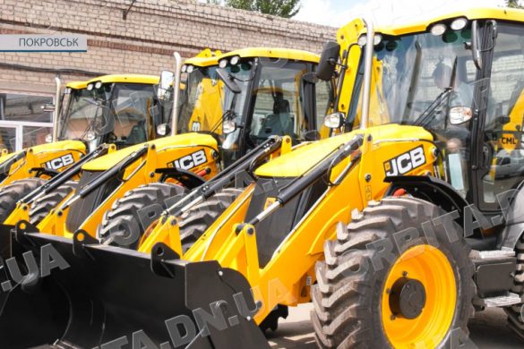 Техніка для громад Донеччини. Донецька ОВА передала самоскиди і трактори