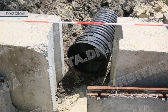 Вірять в ЗСУ і не забувають про буденні справи. У Покровську ремонтують зливову каналізацію