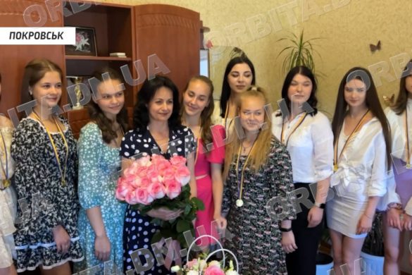 Перед ними відкриті сотні доріг. У школах Покровської ТГ попрощались з випускниками