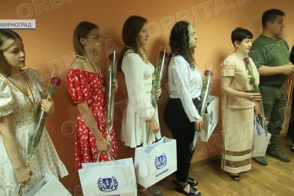 Золоті та срібні медалісти: у Мирнограді відзначили кращих випускників