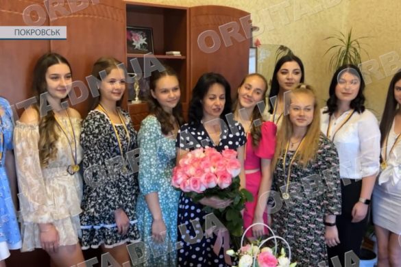 80 медалістів. У Покровську попрощались із випускниками шкіл