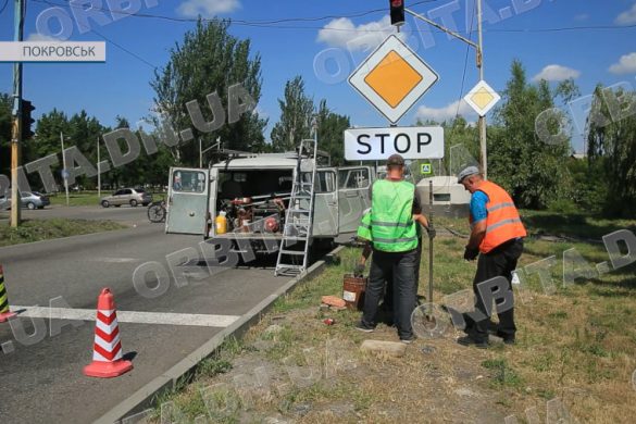 Щоб було безпечно. Фахівці відділу транспорту оновлюють дорожню розмітку і знаки
