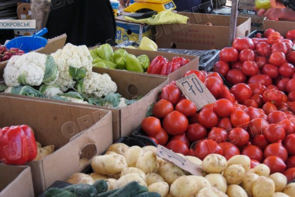 Літні фрукти просяться в банки. Чи займаються консервацією покровські господині?