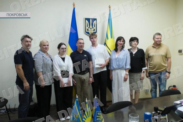 Склали НМТ на 200 балів: трьох випускників привітали керівники Покровської ТГ