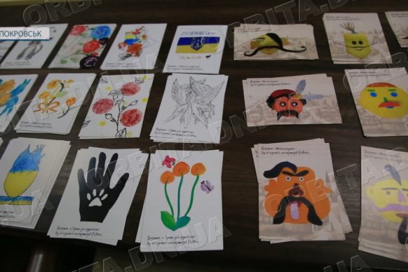 Малювали діти. У Покровську презентували сувенірну продукцію