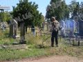 Косять та прибирають: на кладовищі селища Шевченко кипить робота