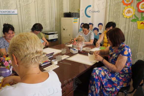 Покращували собі настрій з пензликами у руках: освітяни взяли участь у майстерці від БФ «Посмішка»