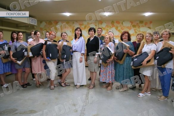 «Онлайн-освіта для дітей Донеччини». Покровські педагоги отримали ноутбуки