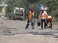 Асфальтують та відсипають. У Добропіллі приводять до ладу дороги