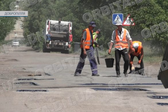 Асфальтують та відсипають. У Добропіллі приводять до ладу дороги