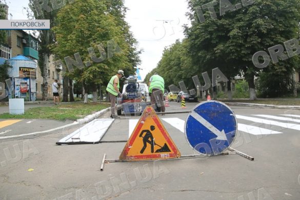 Для безпеки водіїв та пішоходів: у Покровську оновлюють дорожню розмітку