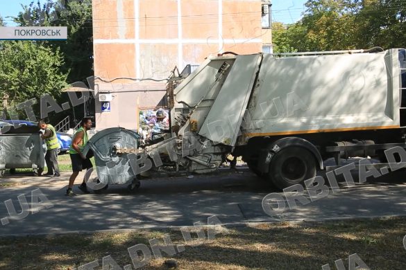 У цій справі важлива регулярність. Покровські комунальники вивозять тисячі кубометрів сміття