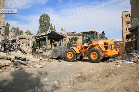 Всі служби на місцях: у Покровську ліквідовують наслідки нічного обстрілу