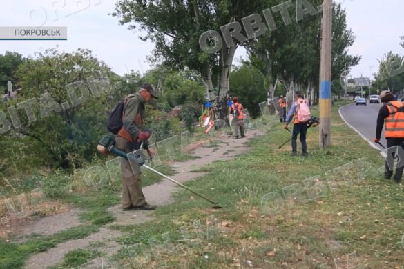 Покровські комунальники продовжують робити громаду охайною