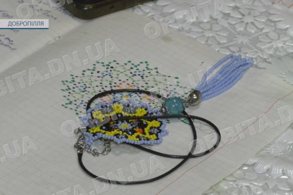 Уічольські мотиви у кулоні з бісеру. У просторі RePost пройшов новий майстер-клас
