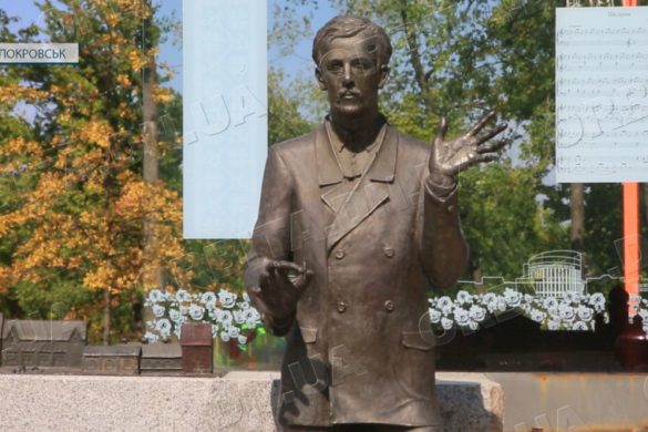 У Покровську демонтували пам’ятник Миколі Леонтовичу та фігуру оленя