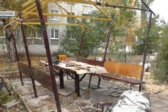 Помилитись може кожен. Добропільчанин ремонтує альтанку, на яку впало спиляне ним дерево