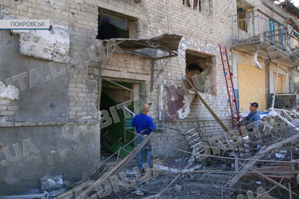 Ворожим обстрілом зруйнований багатоквартирний будинок у Покровську