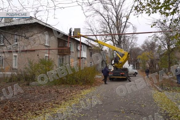 Прибирають вулиці, ремонтують покрівлі та мережі: в Родинському працює КП «Господар»