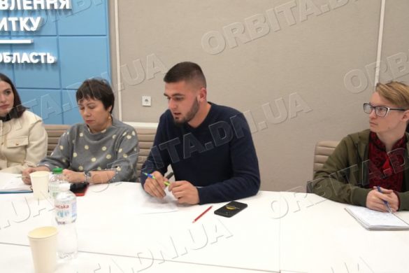 Молодь Донеччини продовжує навчатися, працювати та допомагати країні