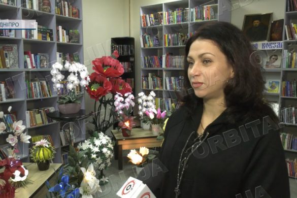 Квіткове царство: покровська майстриня відкрила виставку світильників у Дніпрі