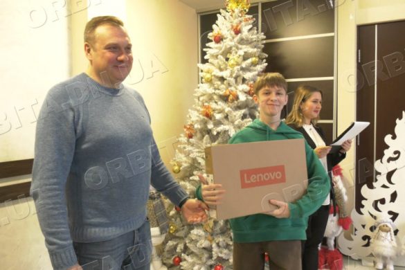 Під ялинку: школярі з соціально-вразливих сімей Покровської громади отримали ноутбуки