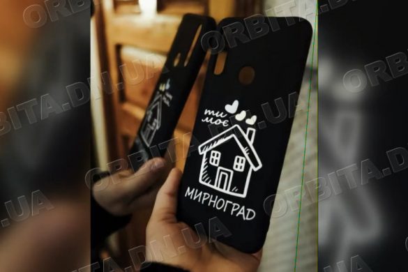 Це – частинка дому. Мирноградці створюють телефонні чохли з зображеннями міст Донеччини