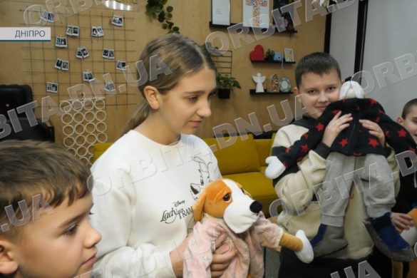 Собака-обіймака проти стресу: діти Покровської громади проходять хібукі-терапію