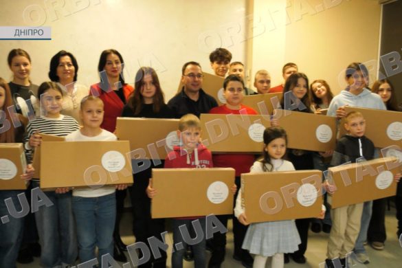 Заради рівних можливостей: школярі Покровської громади отримали 59 нових ноутбуків