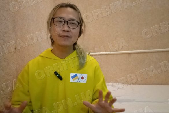 Перетворює дитячу тривогу на усмішку. Як у транзитному хабі волонтерить Пікачу