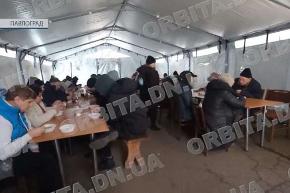 Крапля домашнього затишку: БФ «Карітас» годує евакуйованих в  транзитному пункті