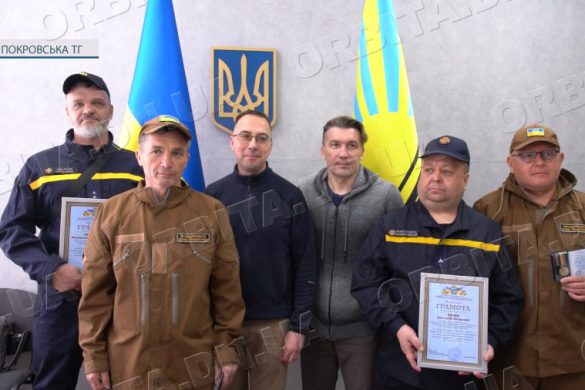 Не дають згоріти Донеччині: Покровських вогнеборців вітали з професійним святом