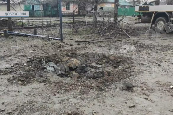 Добропілля під атакою ворога: поранена людина, пошкоджена адмінбудівля та транспорт