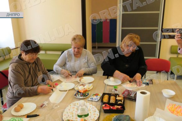 Кольоровий майстер-клас. Учасниці клубу «Золоті роки» готуються до Великодня