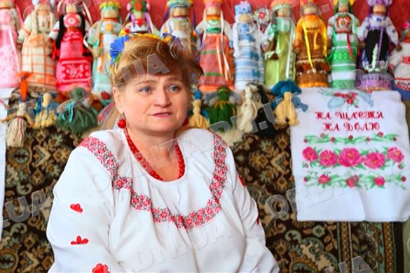 Український оберіг: Ганна Мацько з Новогродівської ТГ шиє ляльки-мотанки в евакуації