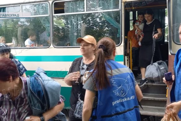 Рятуються з-під обстрілів: транзитний пункт у Павлограді приймає десятки евакуйованих