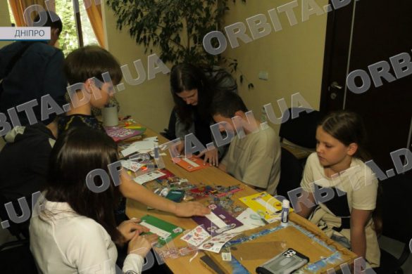 Подарунок для мам: вихованці покровської ізостудії виготовляли листівки