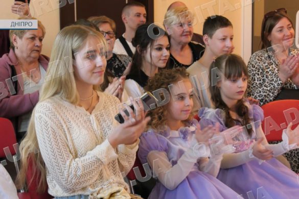 Моя неня - сонечко! Покровський палац культури влаштував концерт до Дня матері