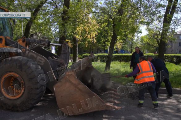 Попри ризик для життя: у Покровській громаді працюють комунальники та фахівці ЖКВ