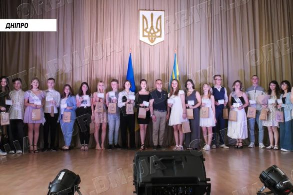 Ви - наше майбутнє! Випускникам шкіл Покровської громади вручили свідоцтва з відзнакою