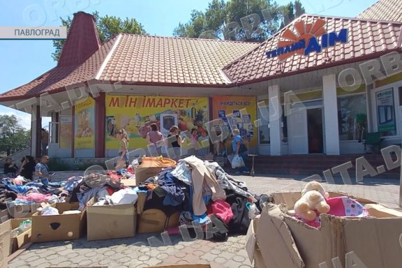 Дитяче харчування, одяг, милиці: у Павлограді благодійники видають допомогу для ВПО