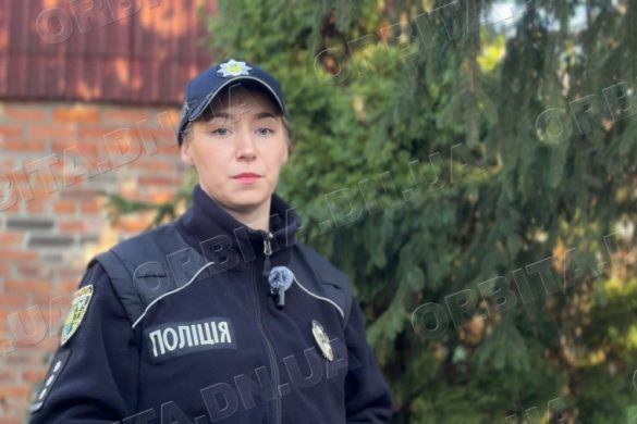 Евакуація під ворожими дронами: поліцейські Донеччини вивозять людей з небезпеки