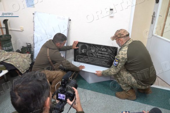 Відродження історичної пам’яті: захисники вивезли з Покровська меморіальну дошку сотнику УНР