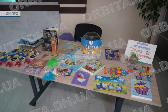 «Добро з дитячих долонь»: покровські учні влаштували виставку-продаж на користь ЗСУ