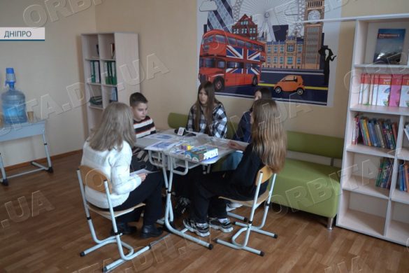 Англійська мова - легко: американська викладачка зробила подарунок покровським школярам